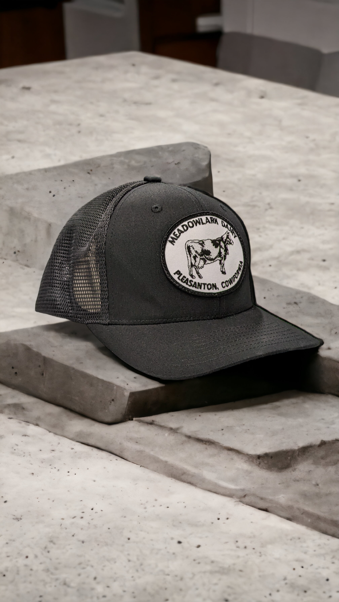 Standing Cow Patch Hat Flex-Fit/Snapback (110)